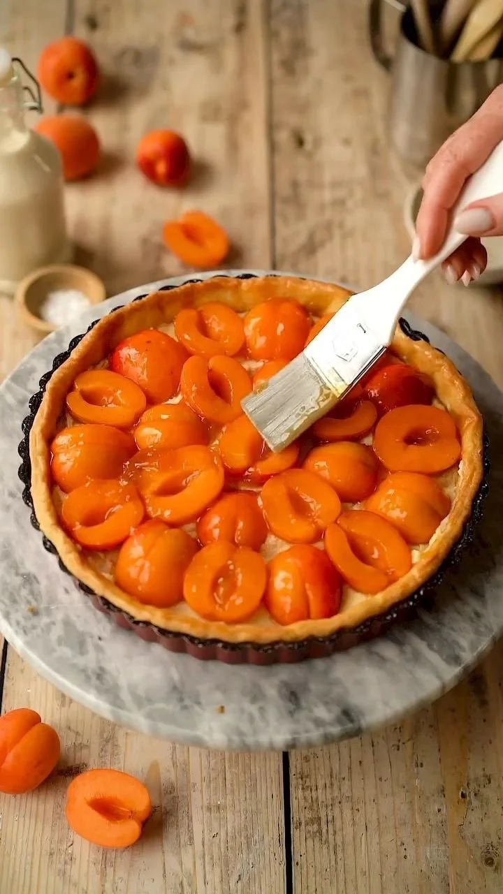 Delicious apricot tart with a golden crust and fresh apricot slices