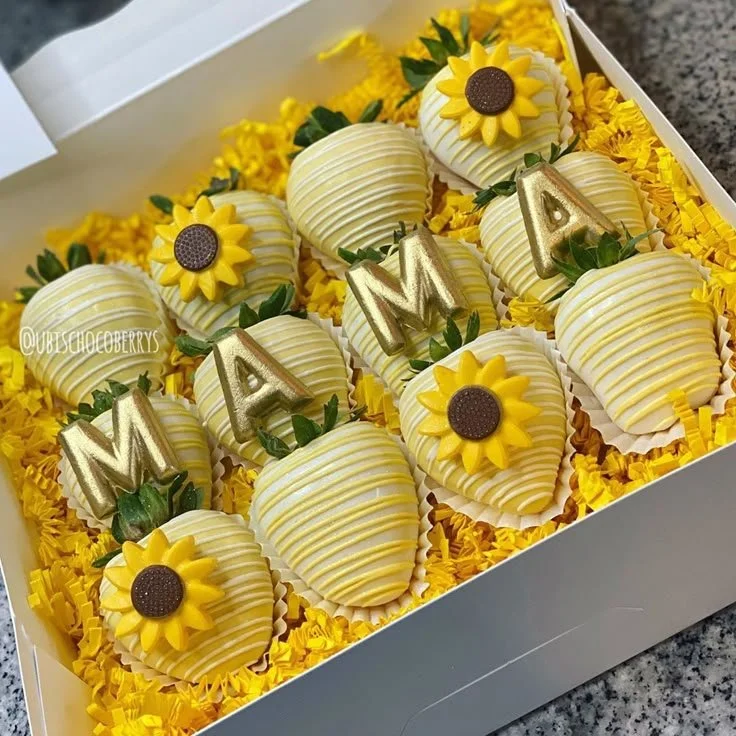Evelin Garcia on Instagram: “Sunflower box for a special mama 🌻 #sunflowers #yellow #white #gold #mama #happybirthdaybox #strawberries #chocolatestrawberries … | Chocolate covered fruit, Chocolate covered strawberries bouquet, Chocolate covered treats.