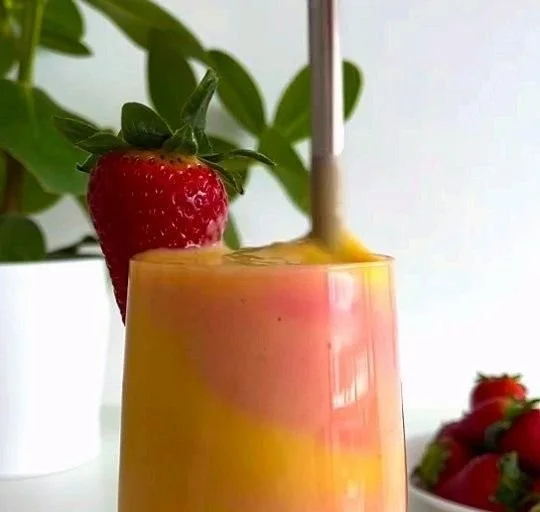 Healthy Mango Strawberry Sunrise Smoothie