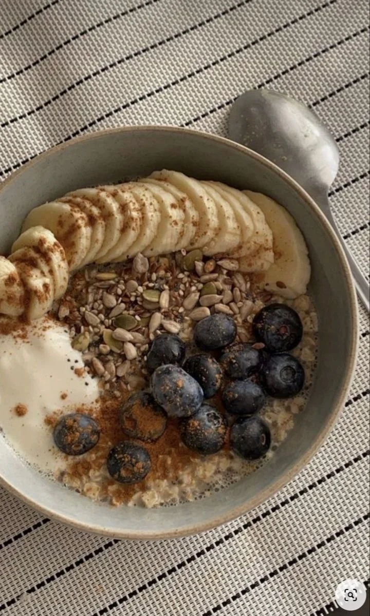 Bowl of colorful overnight oats topped with fruits and nuts for a healthy breakfast.
