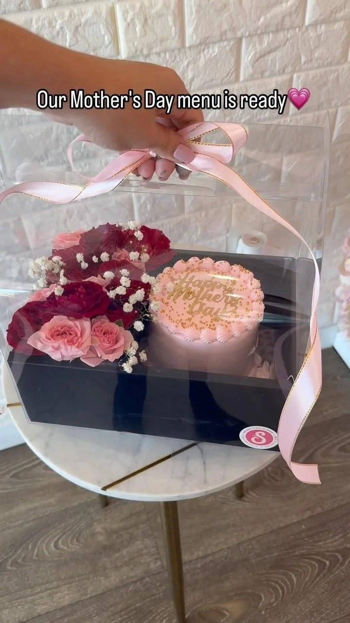 Stivaly’s Cakes | Miami’s Luxury Wedding & Custom Cakes on Instagram: “We are ready to surprise more mothers this year 💗” [Video] [Video] | Flower box gift, Wedding gift hampers, Gift box cakes