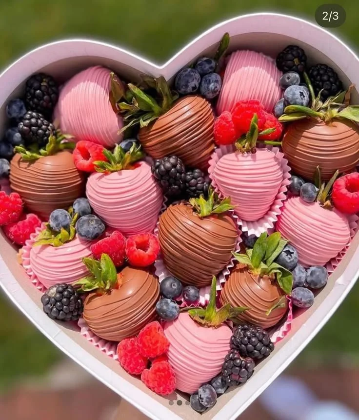SweetgiftBerries on Instagram: “Happy Mother’s Day #orlando #motherdsay #strawberry #strawberrywithchocolate #fl #ucf” | Chocolate-covered strawberries, Strawberries with chocolate arrangements, Chocolate-dipped strawberries.